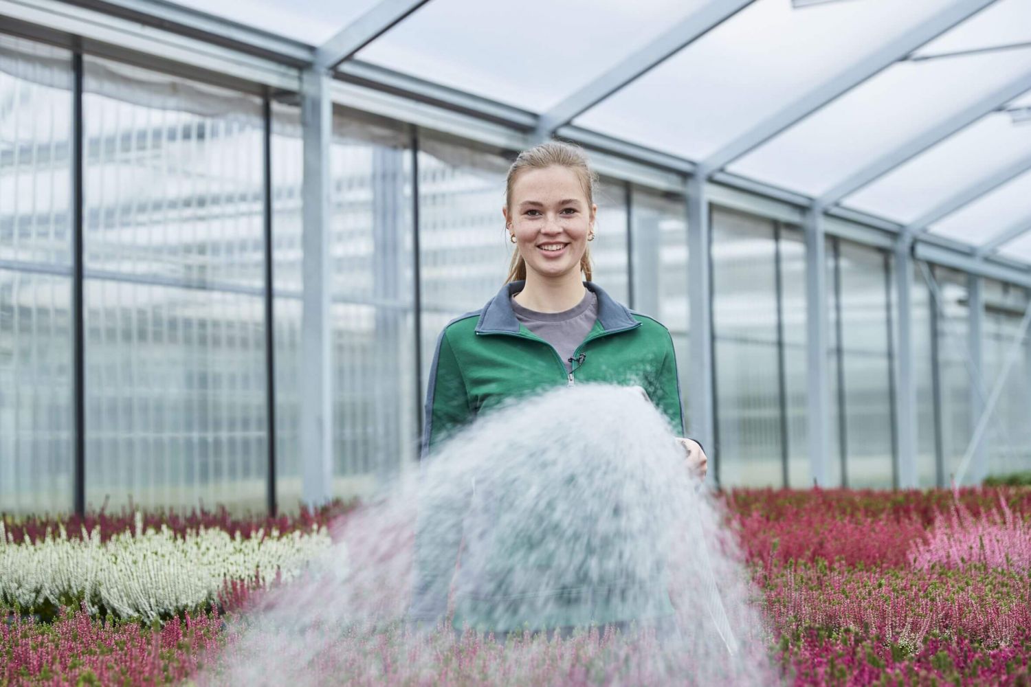Fachgerechte Pflege, Bewässerung und Bodenkunde prägen den Arbeitsalltag im Gartenbau.