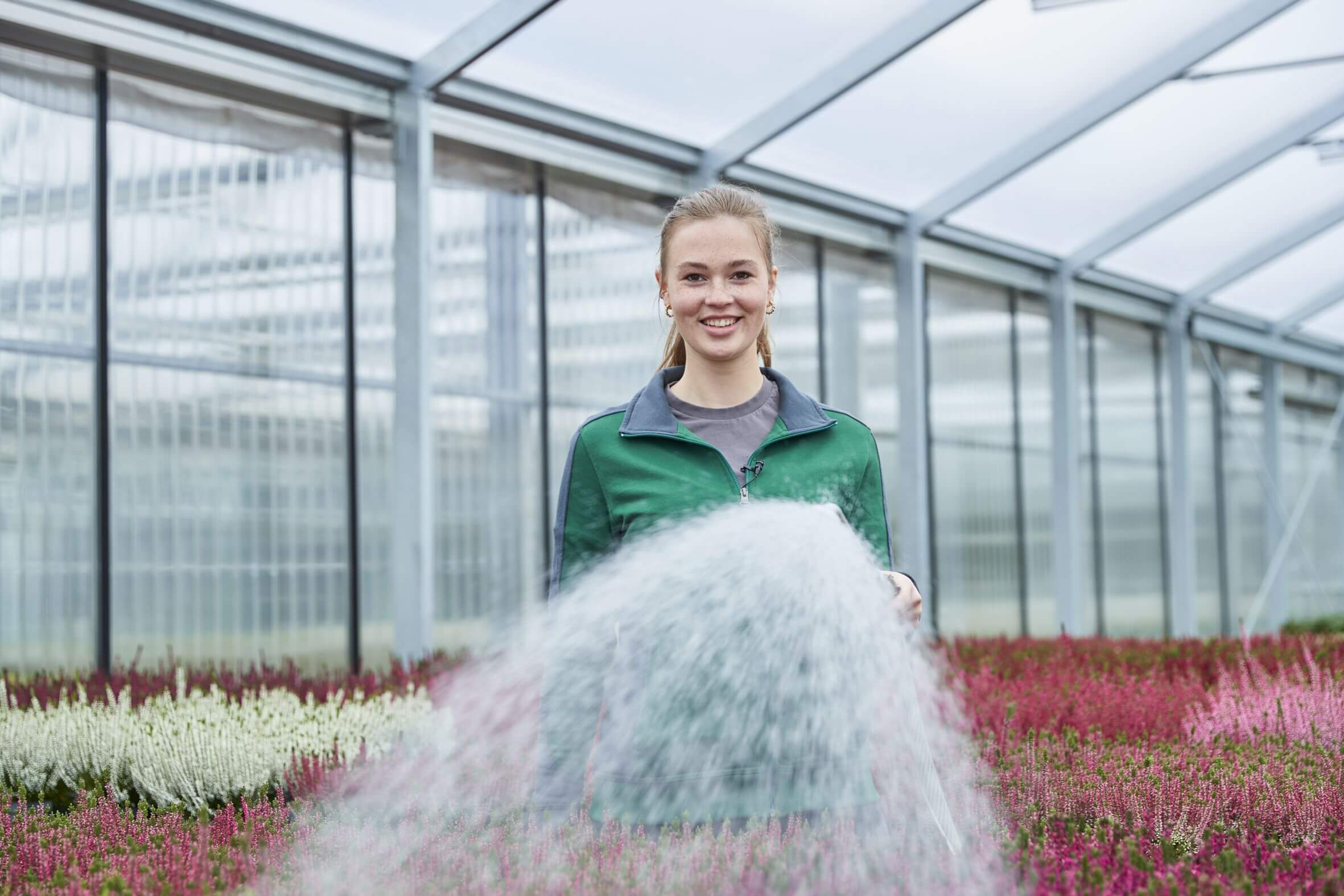 Fachgerechte Pflege, Bewässerung und Bodenkunde prägen den Arbeitsalltag im Gartenbau.